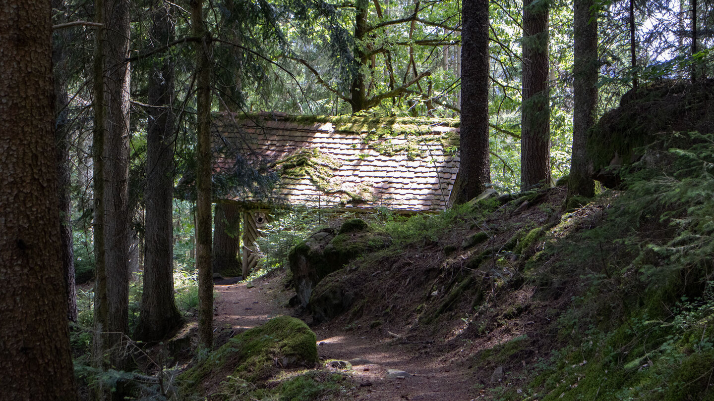 Blick auf die Stirnles-Hütte am Wanderweg