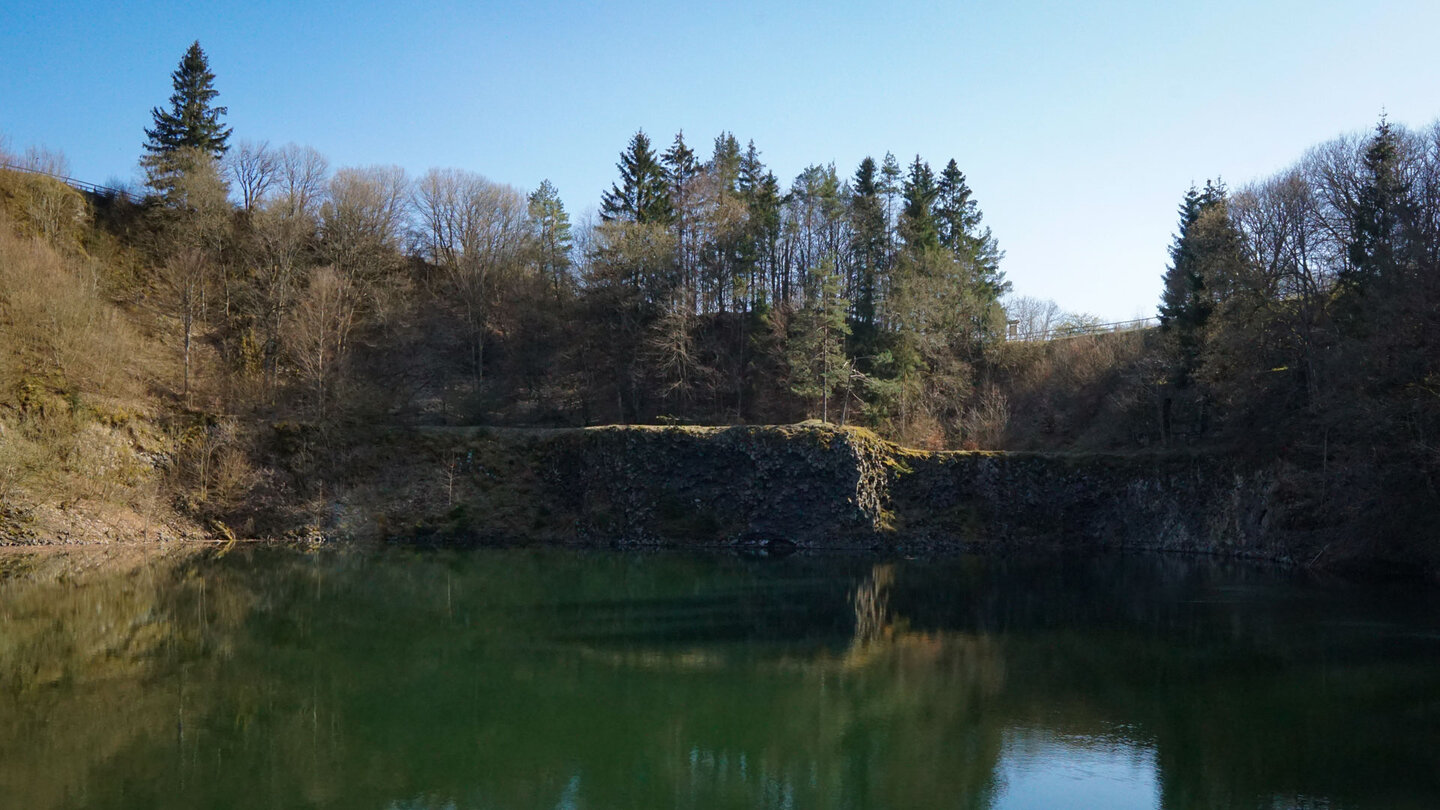steil aufragende Basaltfelsen am Bergsee Tintenfass in der Rhön aufragende Basaltfelsen am Bergsee Tintenfass in der Rhön