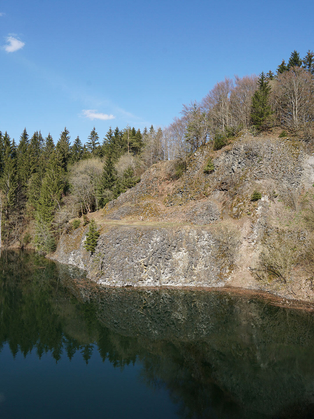 das Wasser des Basaltsee Tintenfass schimmert wie tiefgrüne Tinte in der Rhön das Wasser des Basaltsee Tintenfass schimmert wie tiefgrüne Tinte