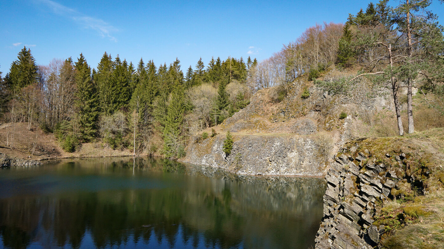 Blick auf den Basaltsee Tintenfass im ehemaligen Basaltsteinbruch Farnsberg Blick auf den Basaltsee Tintenfass