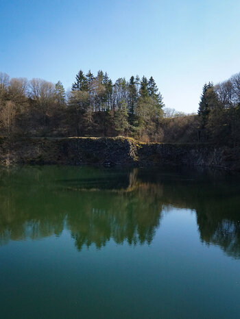 Blick über den Bergsee Tintenfass bei Riedenberg in der Rhön