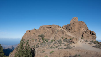 Blick zum Gipfelplateau von der Degollada de Roque Nublo