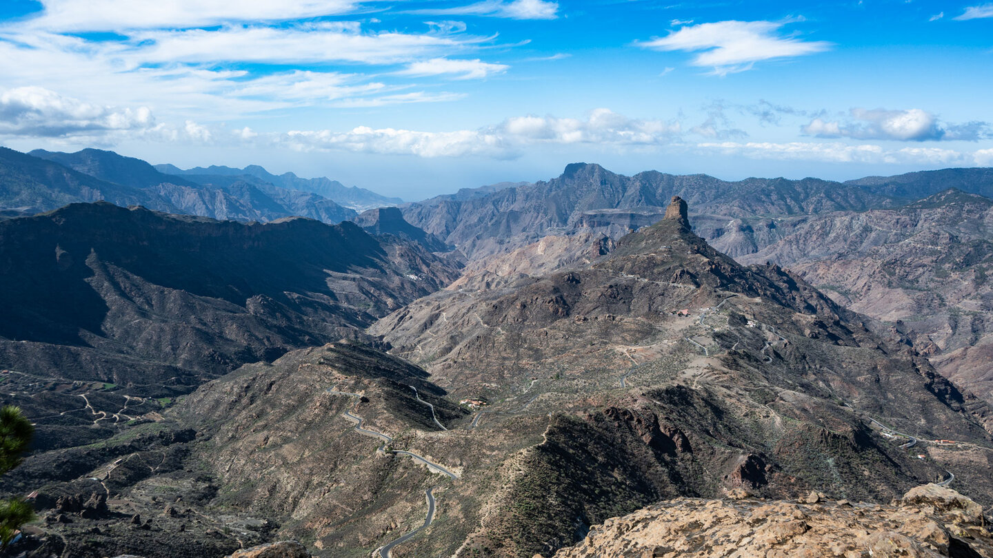 Blick vom Risco la Fogalera auf Roque Bentayga und dem Felsplateau Acusa Seco mit Montaña Altavista