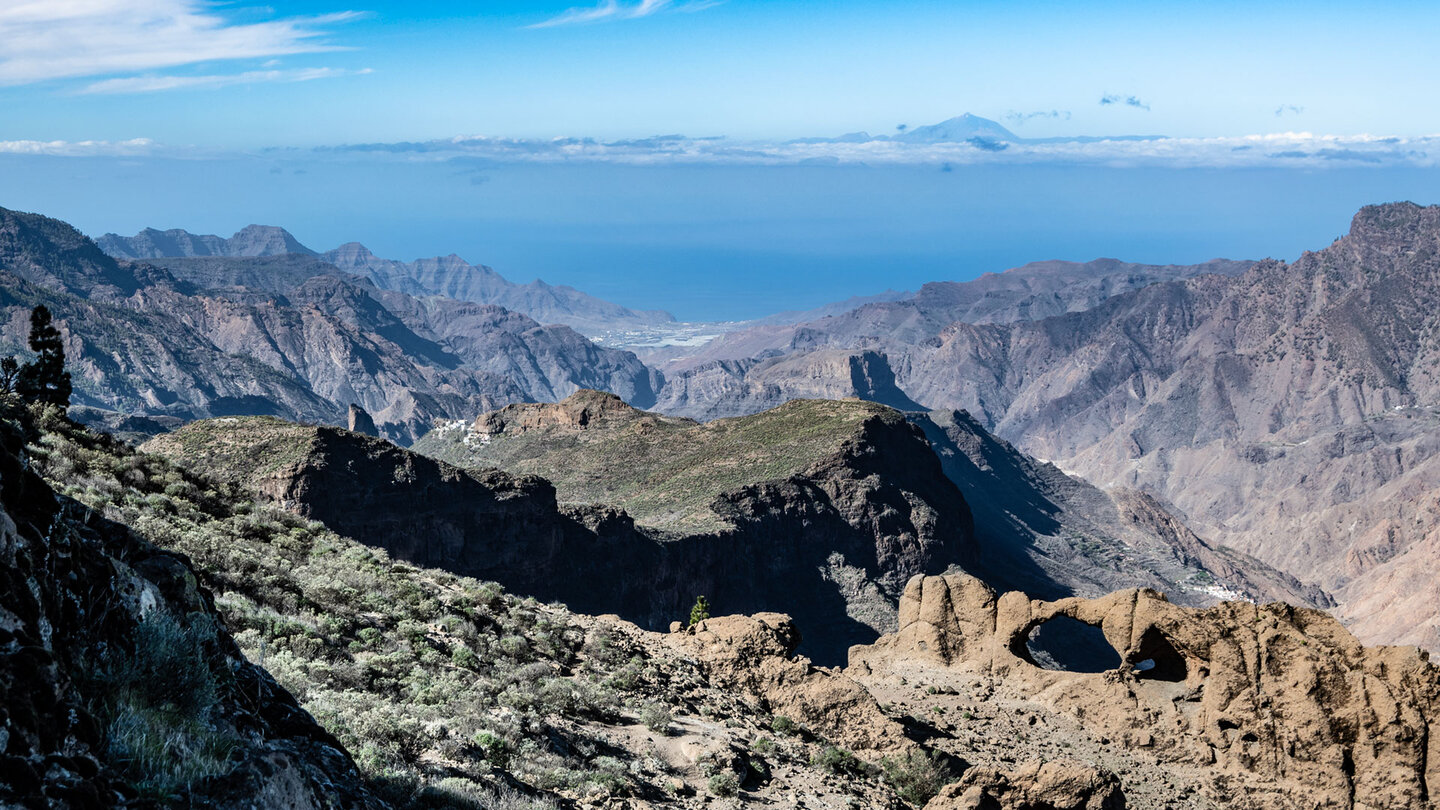 das Ventana del Bentayga mit Montaña del Humo und Teneriffa