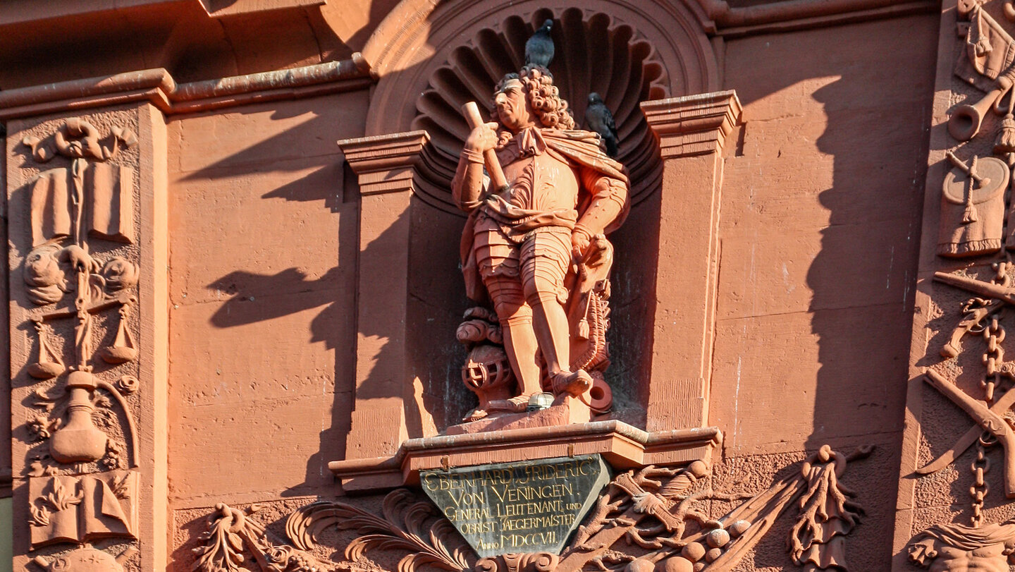 Statue von Friedrich von Venningen am Haus Zum Riesen in Heidelberg Friedrich von Venningen am Haus Zum Riesen in Heidelberg