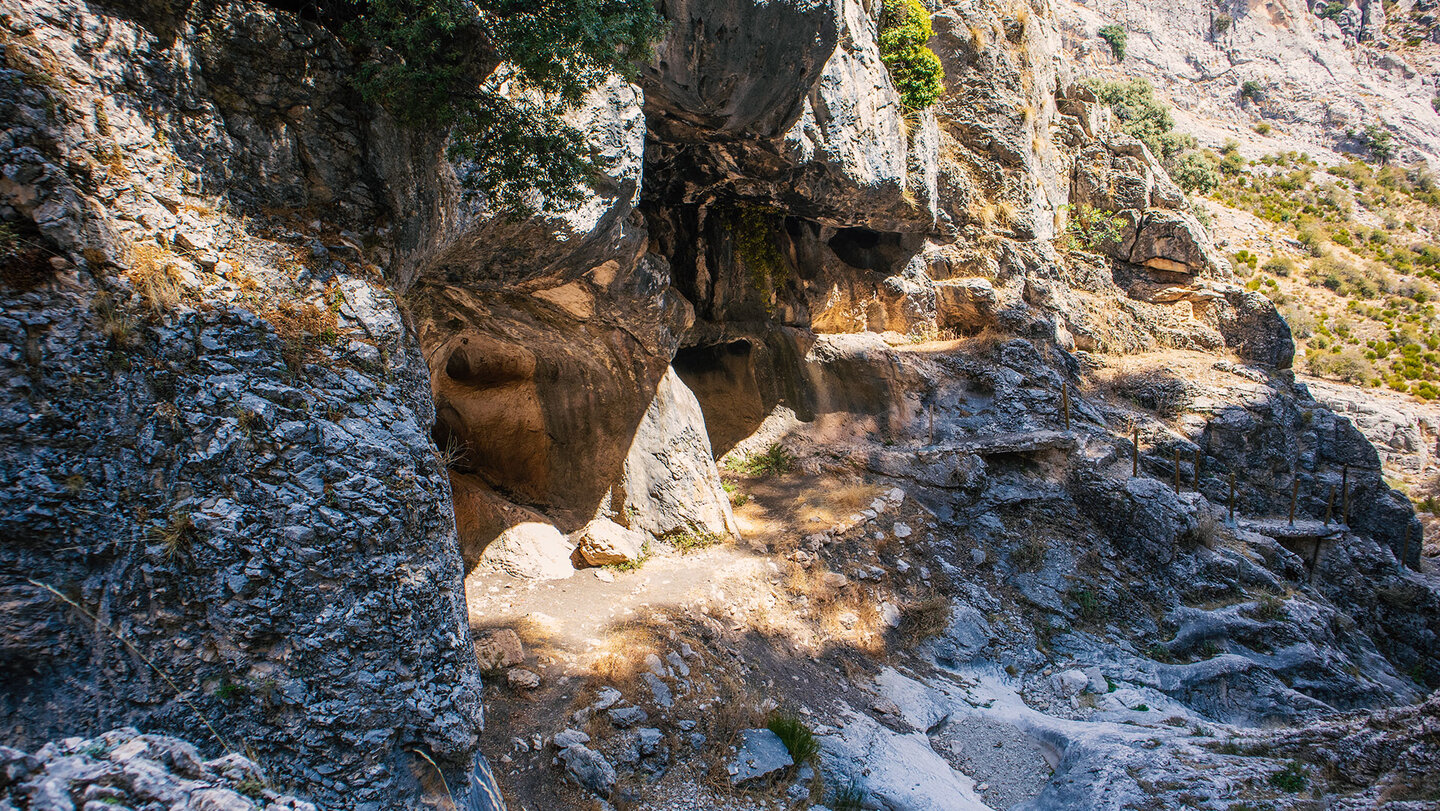 die Cueva de la Osa liegt in der Schlucht Barranco de la Osa in der Sierra de Castril die Cueva de la Osa im Barranco de la Osa in der Sierra de Castril