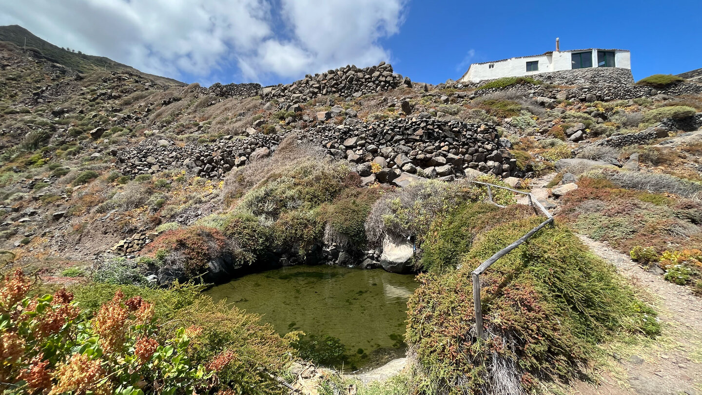 ein kleines Wasserbecken am Ortsende von Guillama