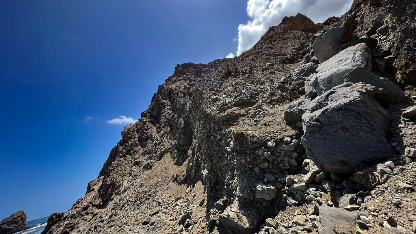 porösen Steilwände an der Bucht Baja de los Roques