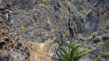 die erodierten Wände der Schlucht legen verschiedene Gesteinsschichtungen frei