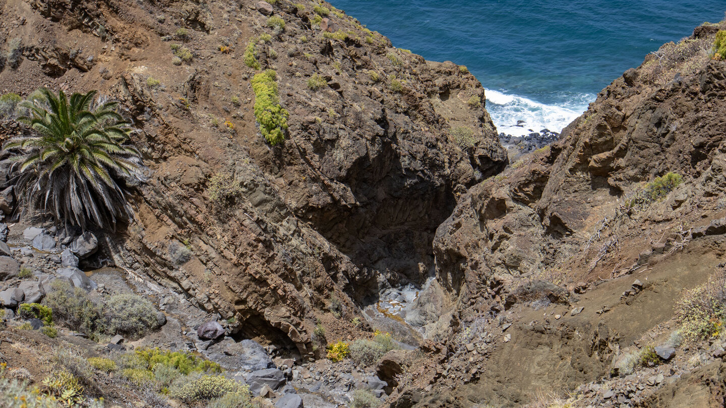 die tief eingeschnittene Mündung des Barranco de las Bolas zum Atlantik