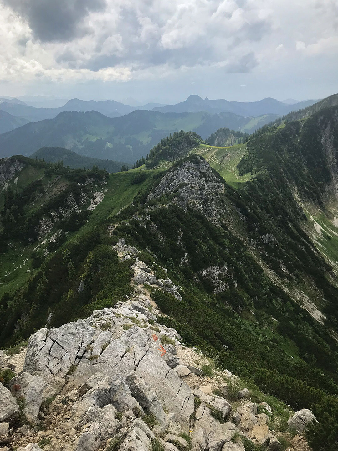 Berggrat der Aiplspitz mit Alpenpanorama Berggrat der Aiplspitz