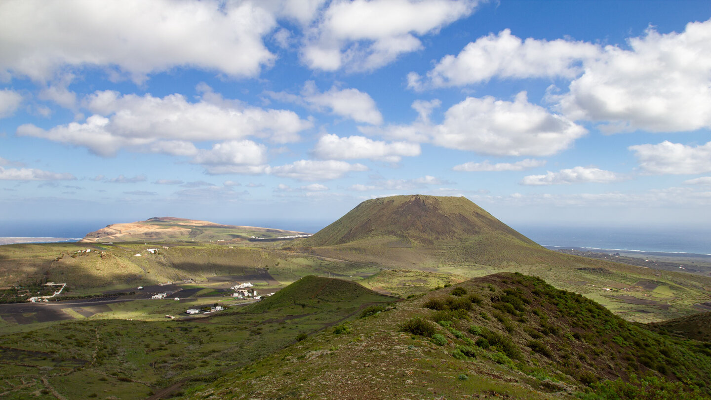 La Corona erhebt sich aus dem Famara-Massiv