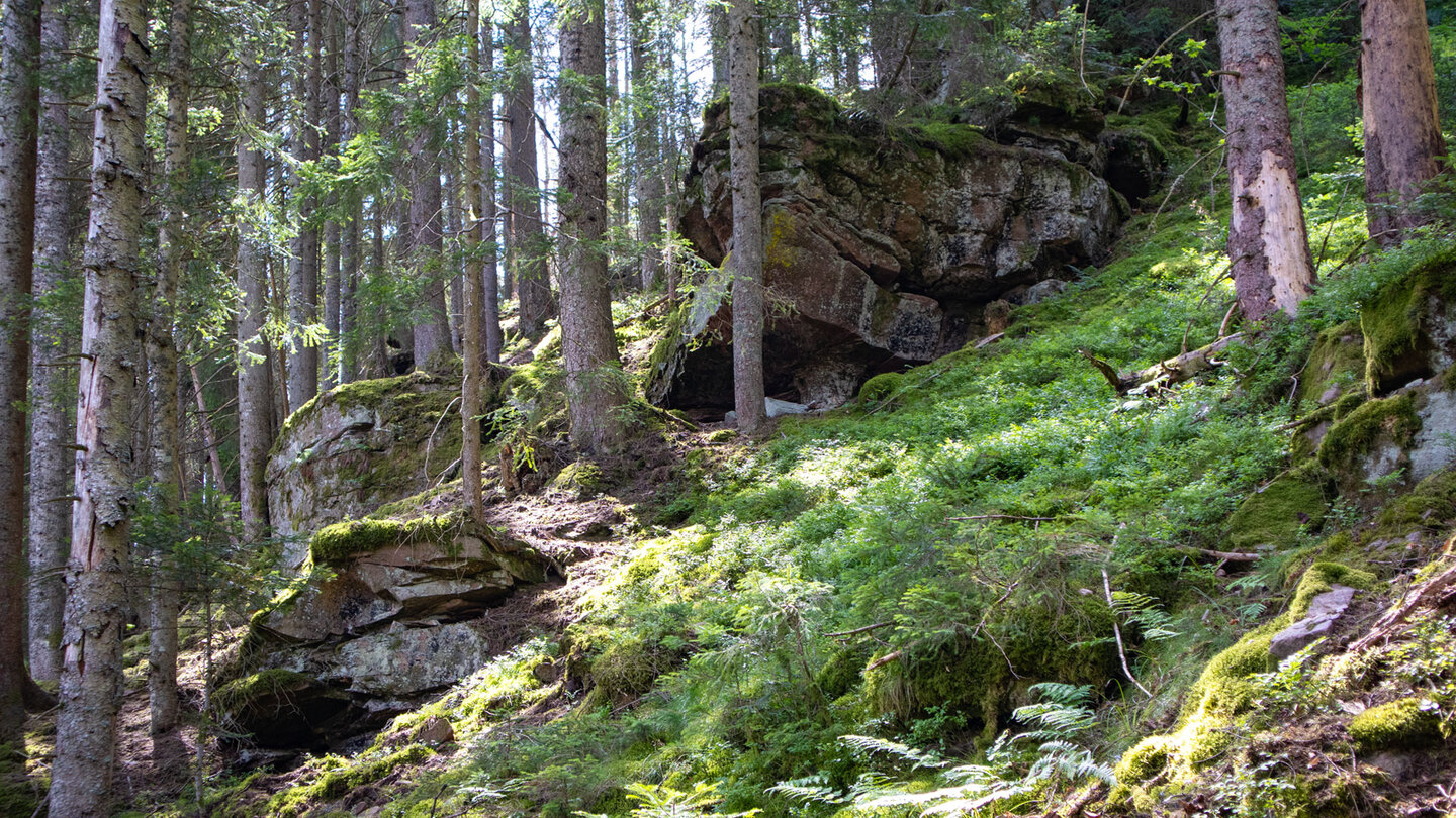 gewaltige Felsformationen am Wanderpfad nach Tonbach
