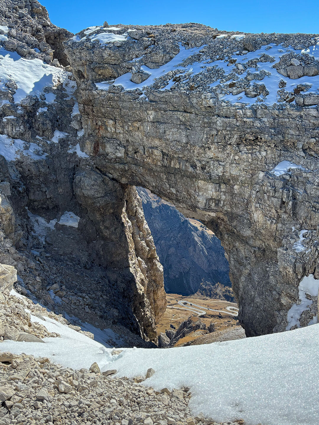 Steinbogen mit Blick auf die Große Dolomitenstrasse
