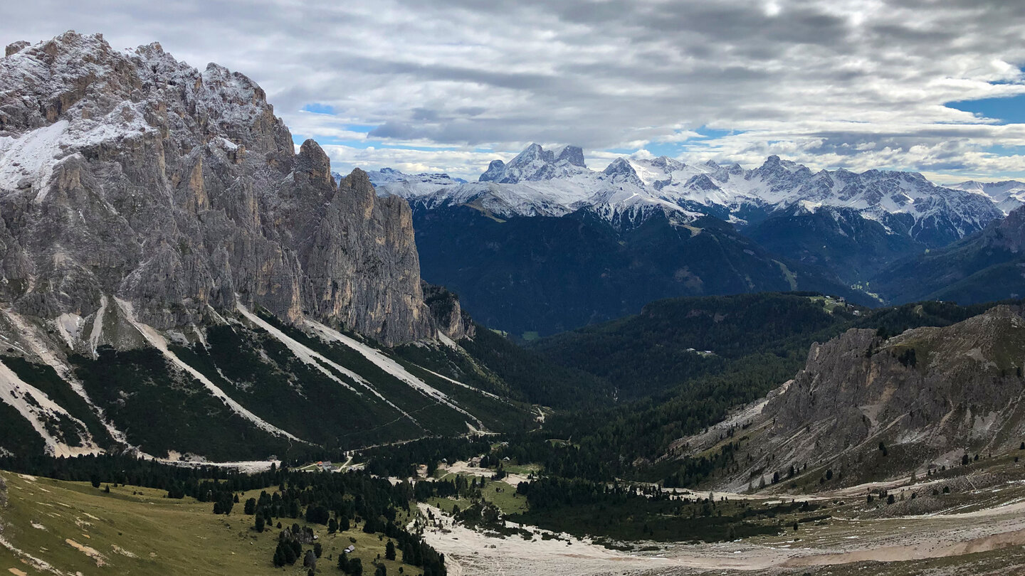 das bewaldete Valle die Fassa mit der Marmolata Gebirgskette im Hintergrund Valle die Fassa mit der Marmolata Gebirgskette