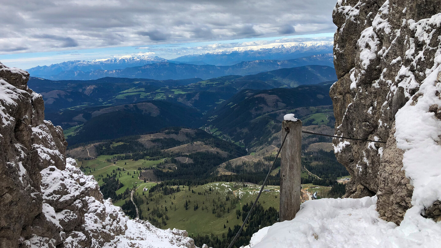 Talblick aus der Rosengartengruppe Talblick aus der Rosengartengruppe
