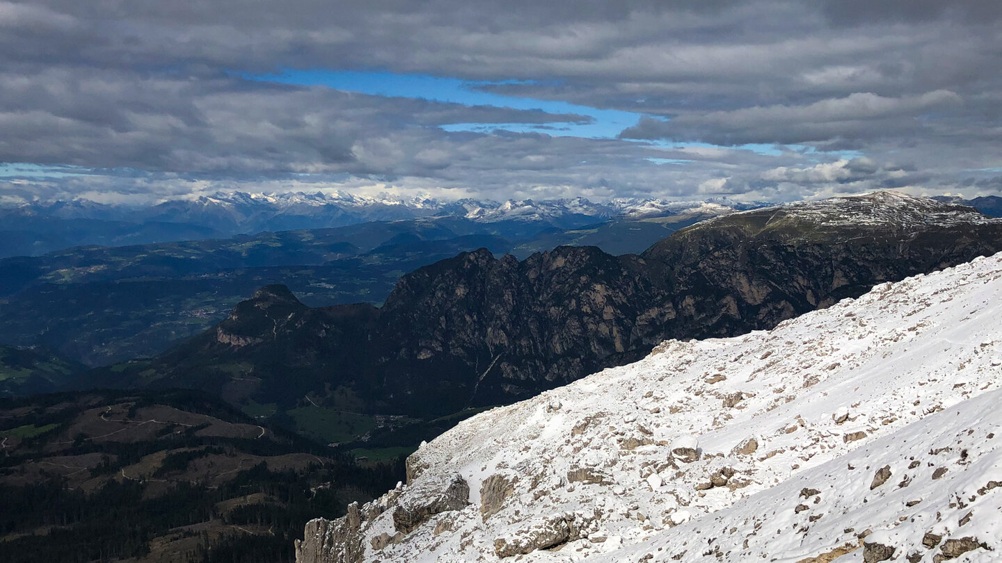 Fernblick zu den wolkenverhangenen Alpen rund um die Rosengartengruppe Alpen rund um die Rosengartengruppe