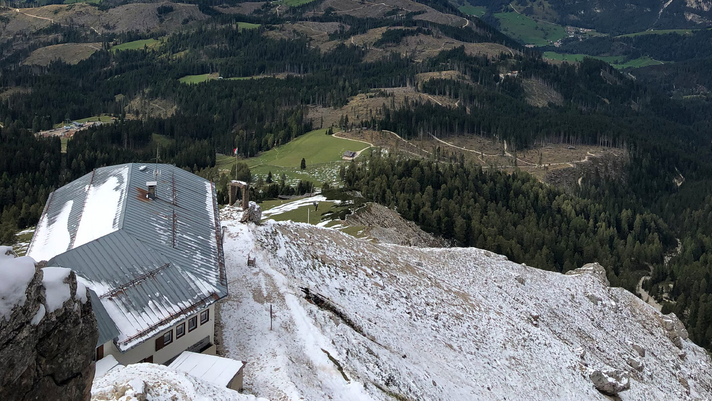 der Abstieg zur Kölner Hütte in den Südtiroler Alpen Abstieg zur Kölner Hütte in den Südtiroler Alpen