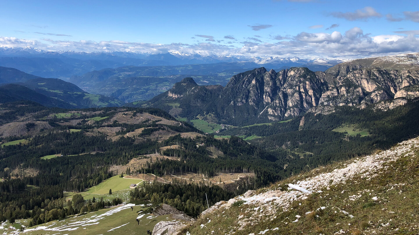 Talblick von der Kölner Hütte in den Dolomiten Talblick von der Kölner Hütte
