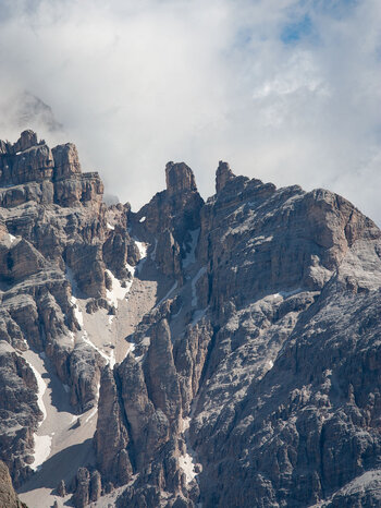 Blick auf die wolkenverhangene Tofana di Mezzo in den Dolomiten
