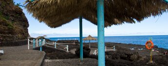 sonnengeschützte Ruhezonen am Meerwasserschwimmbecken Charco Azul auf La Palma