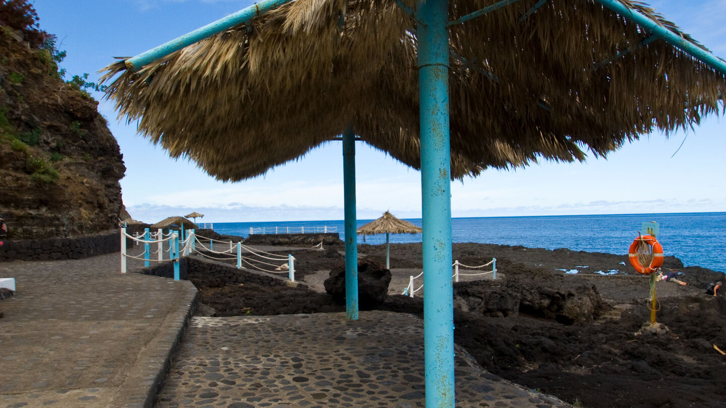sonnengeschützte Ruhezonen am Meerwasserschwimmbecken Charco Azul auf La Palma sonnengeschützte Ruhezonen am Meerwasserschwimmbecken Charco Azul auf La Palma