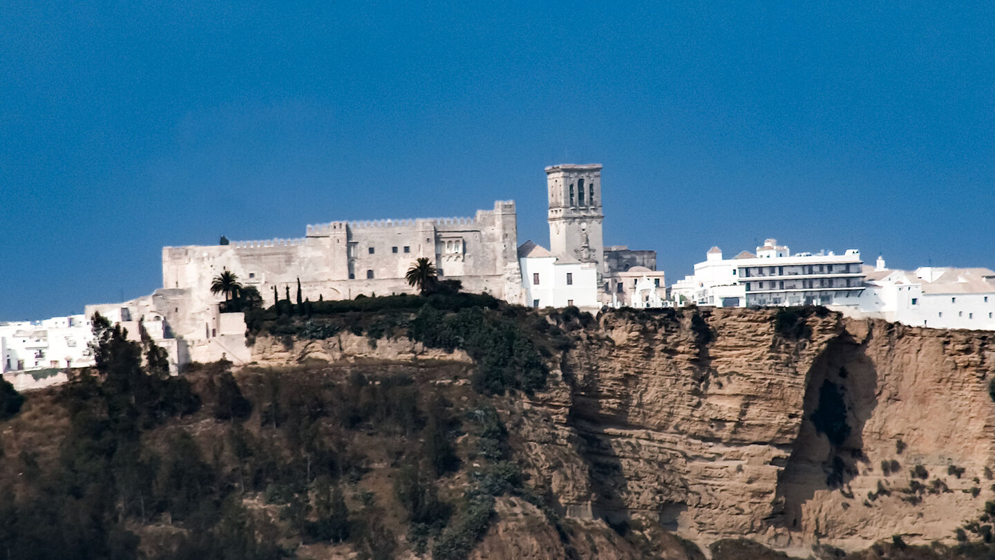 Arcos de la Frontera thront auf einem steilen Kalksteinfelsen | © Sunhikes