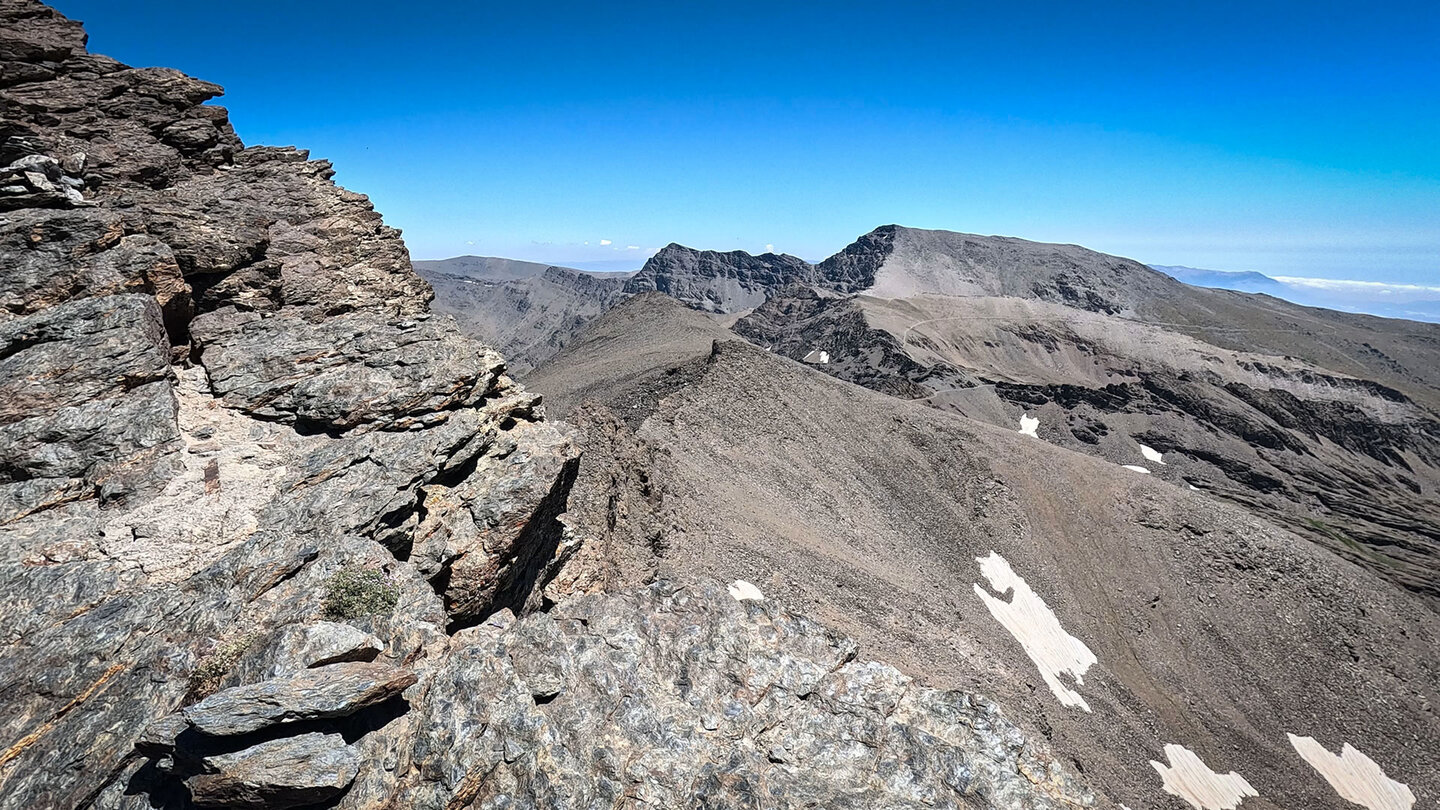 Panorama vom Pico del Veleta auf Mulhacén und Alcazaba | © Sunhikes