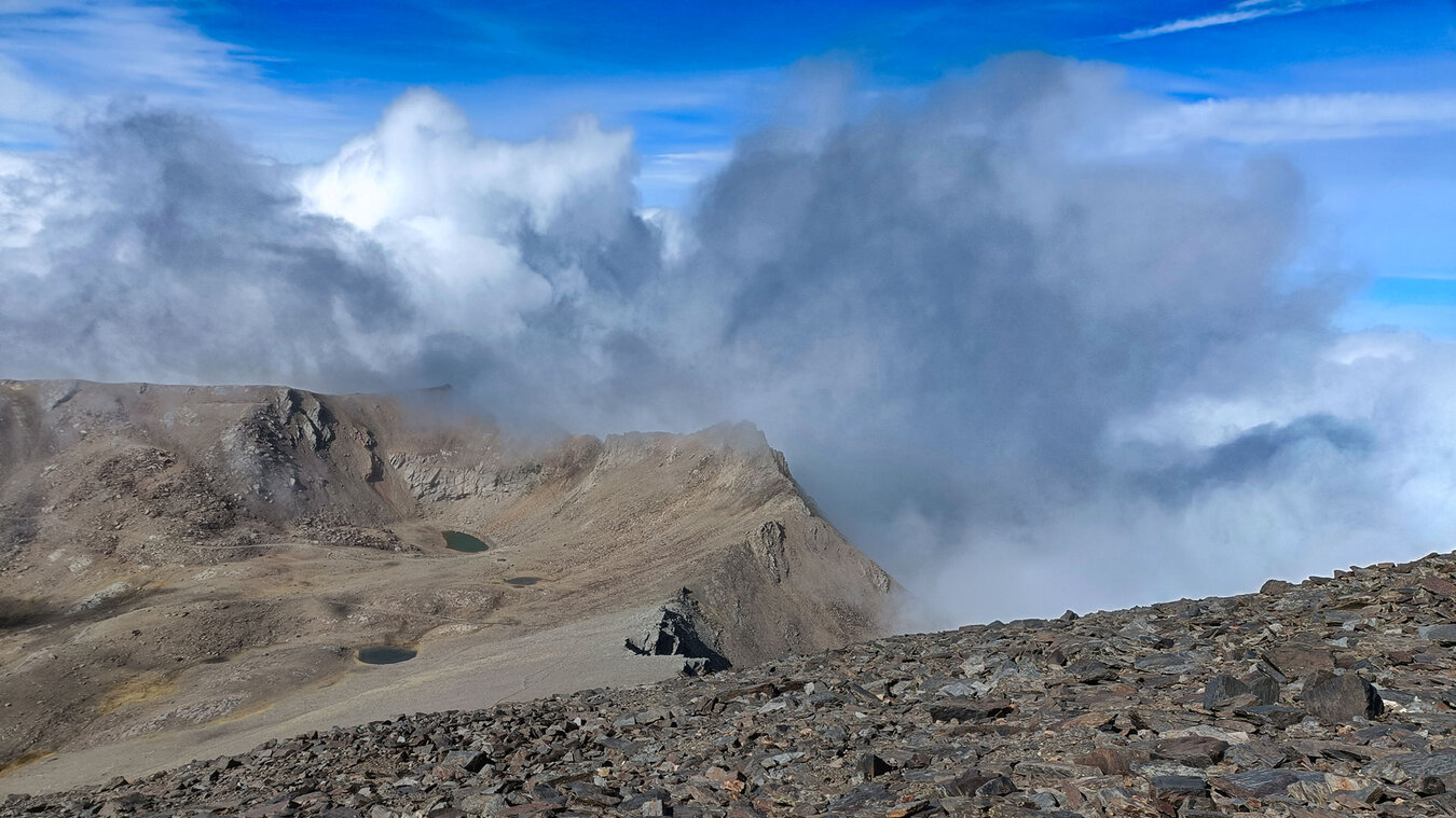 Blick vom Pico de Mulhacén auf den Bergsee Laguna de la Caldera | © Sunhikes