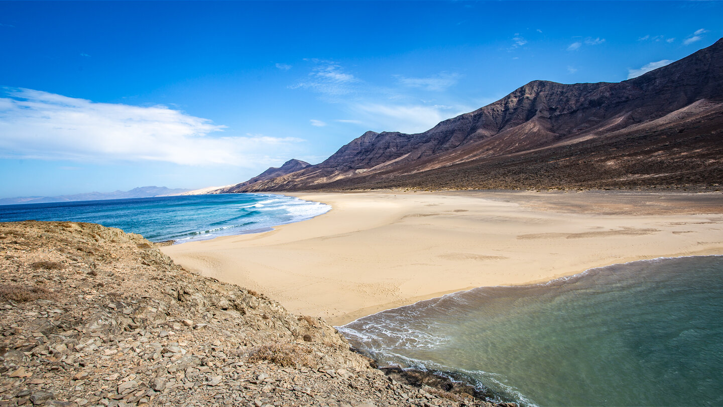eine Wanderung zur El Islote belohnt mit Ausblicken auf das Jandía-Gebirge und die Strände Barlovento und Cofete | © Sunhikes