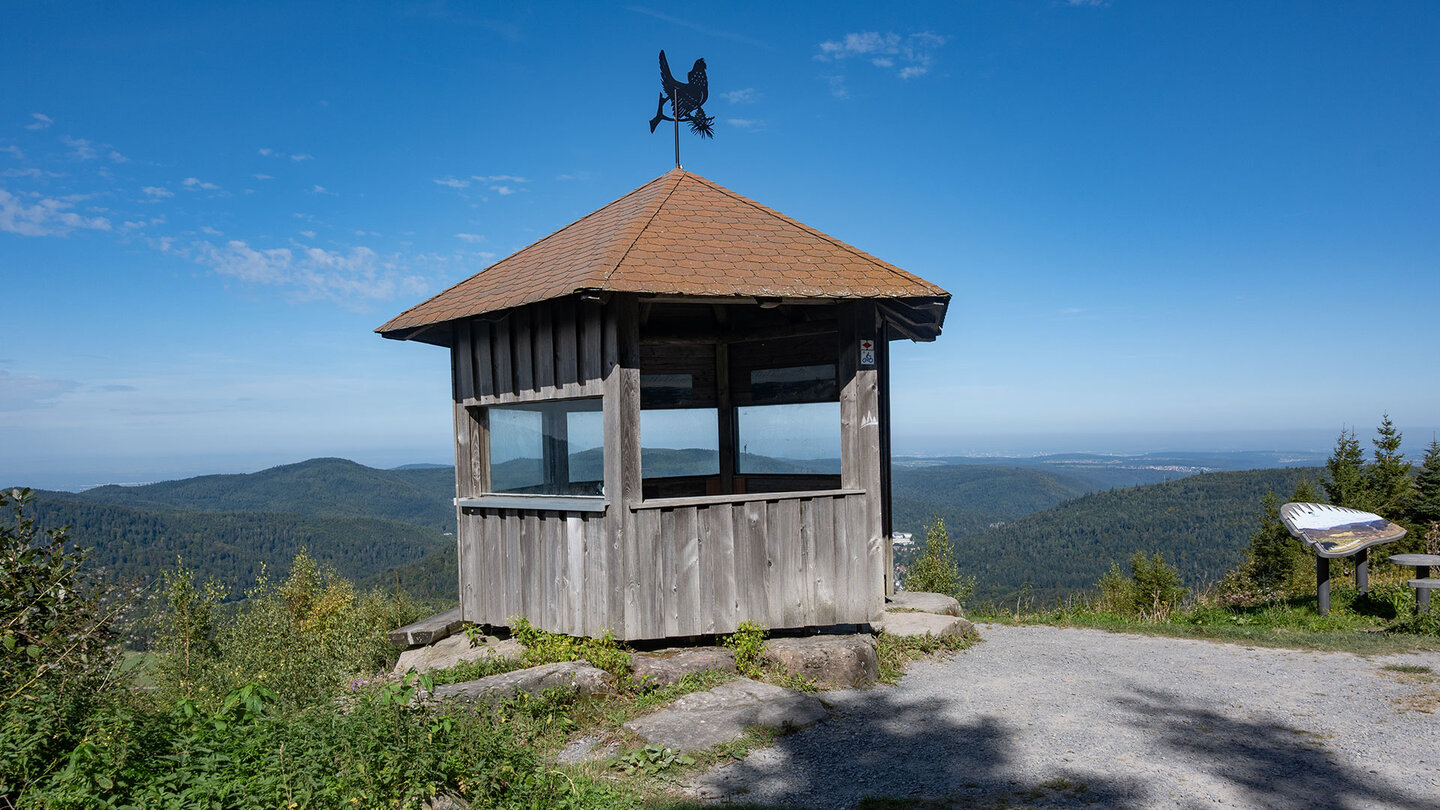 die Schweizerkopfhütte mit Ausblick bis in die Rheinebene  | © Sunhikes