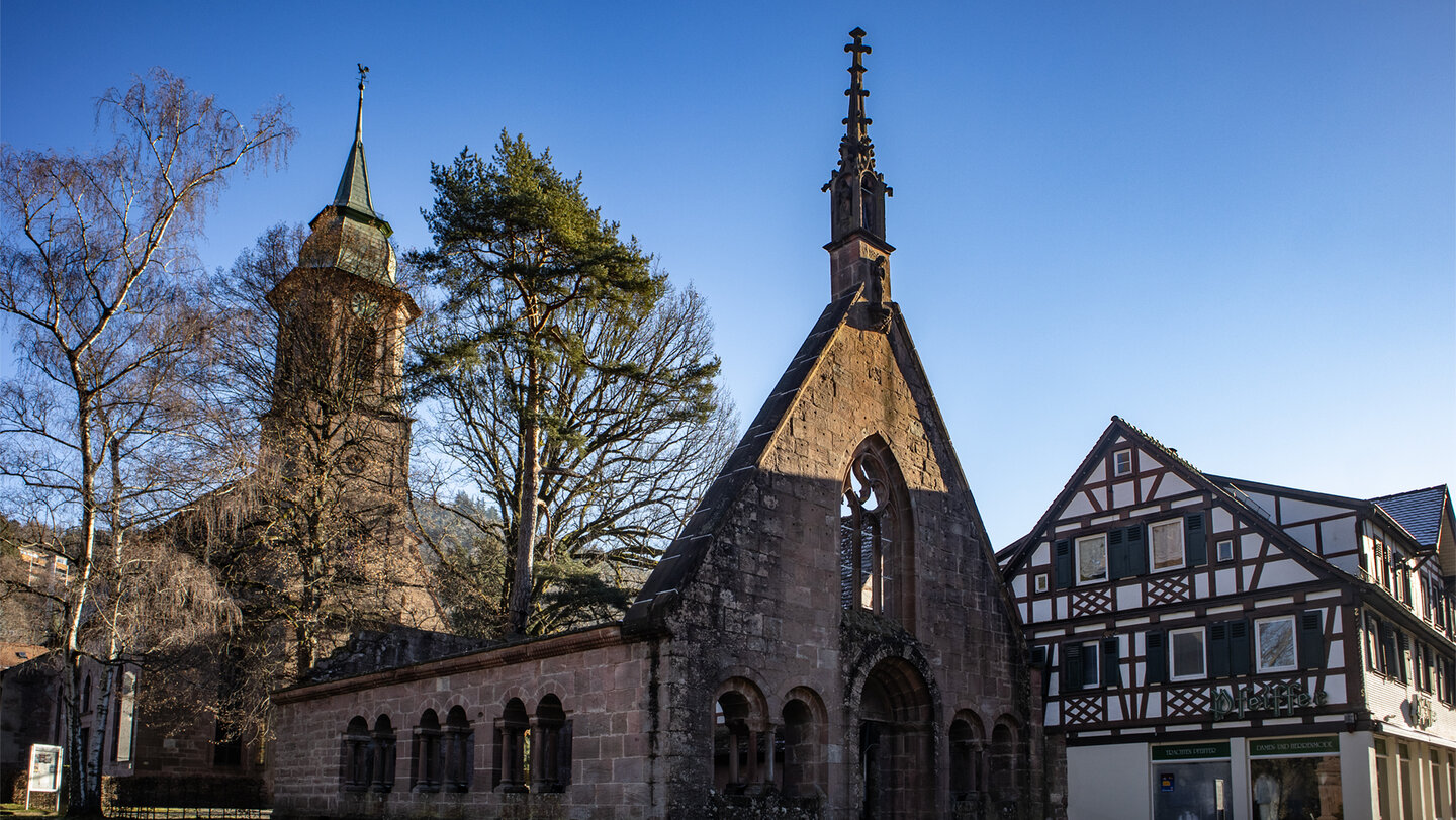die Klosterruine Bad Herrenalb im historischen Stadtkern | © Sunhikes