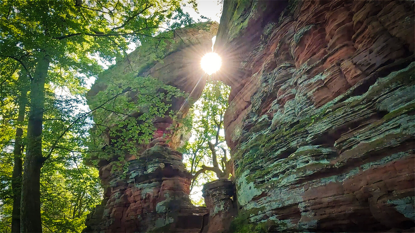Sonnenstrahlenzwischen den Formationen der Altschlossfelsen | © Sunhikes