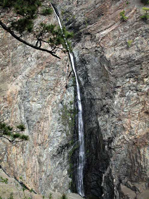 der spektakuläre Wasserfall Cascada de Desfondada | © SUNHIKES