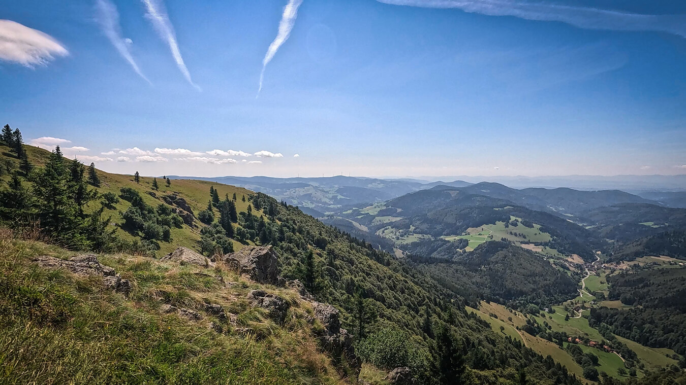 Schwarzwaldpanorama vom Belchen übers Kleine Wiesental | © Sunhikes
