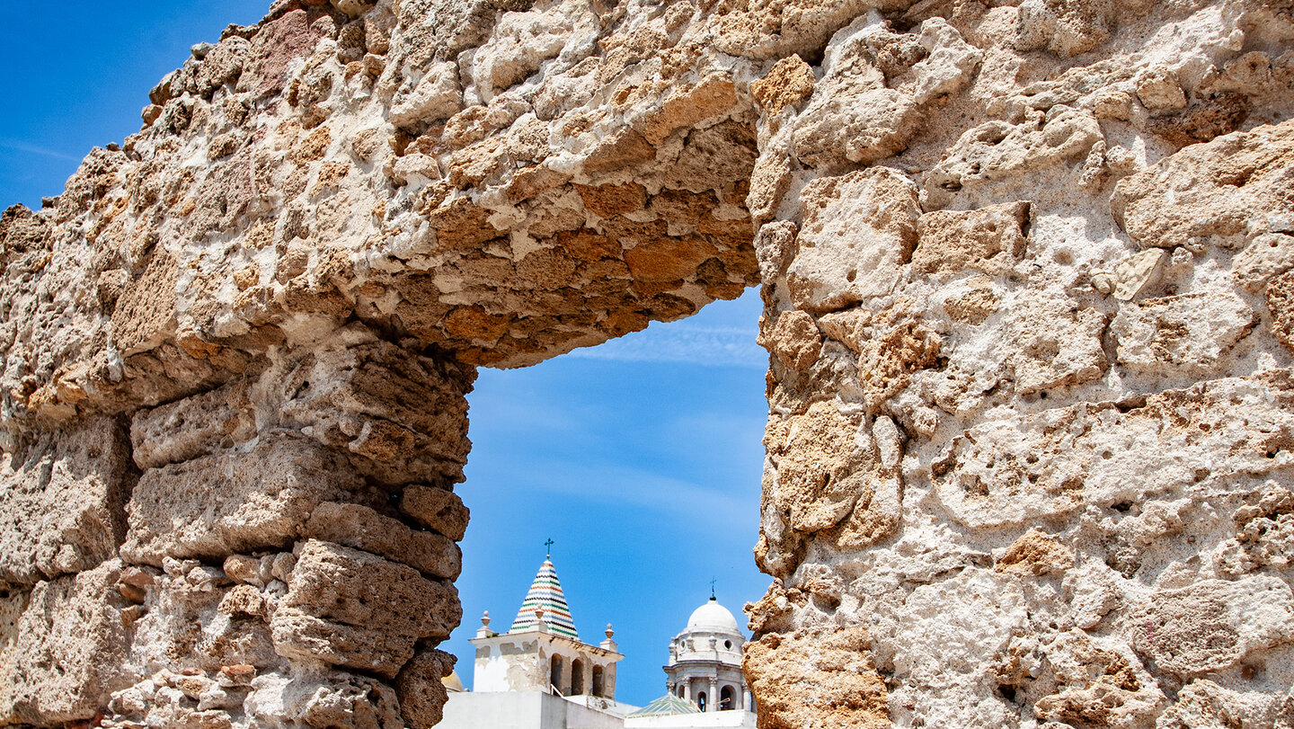 Blick durch die römischen Ruinen auf die Türme der Kathedrale | © Sunhikes
