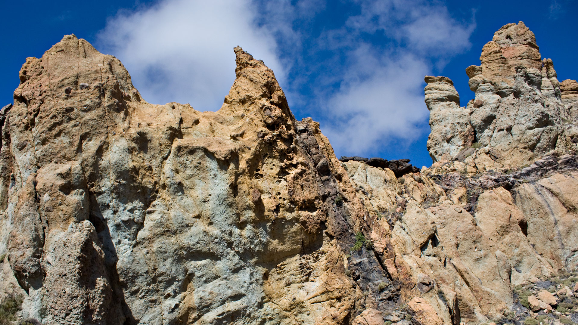 magmatische Gesteinsgänge bei den Los Roques | © SUNHIKES magmatische Gesteinsgänge bei den Los Roques | © SUNHIKES
