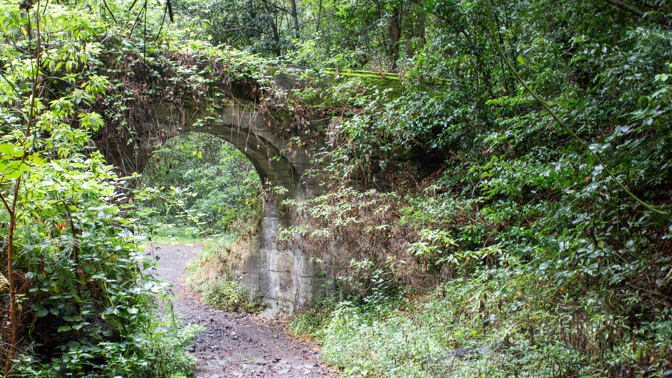 Der Wanderweg führt durch ein Tor durch den Talkessel | © Sunhikes