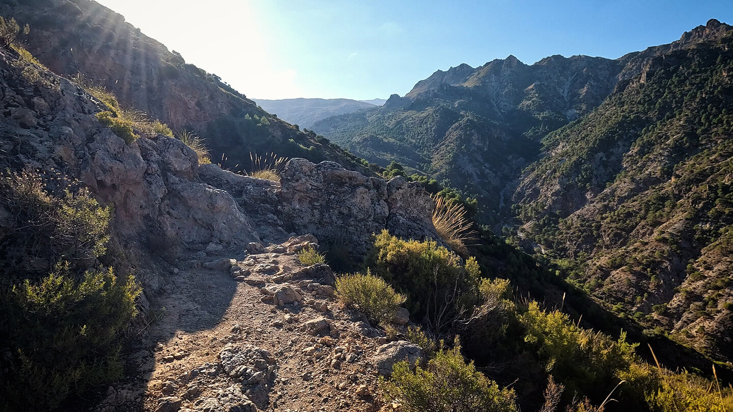 Panorama der Berge und Schluchten der Sierra Nevada | © Sunhikes
