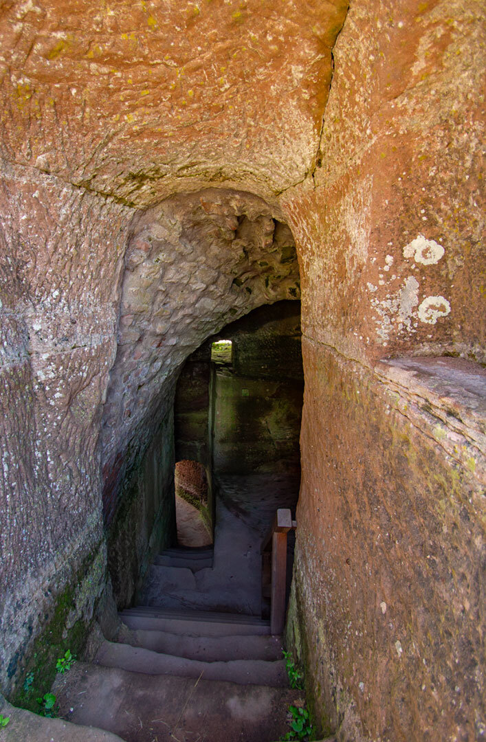 Gewölbe im Buntsandstein der Dahner Burgen | © Sunhikes