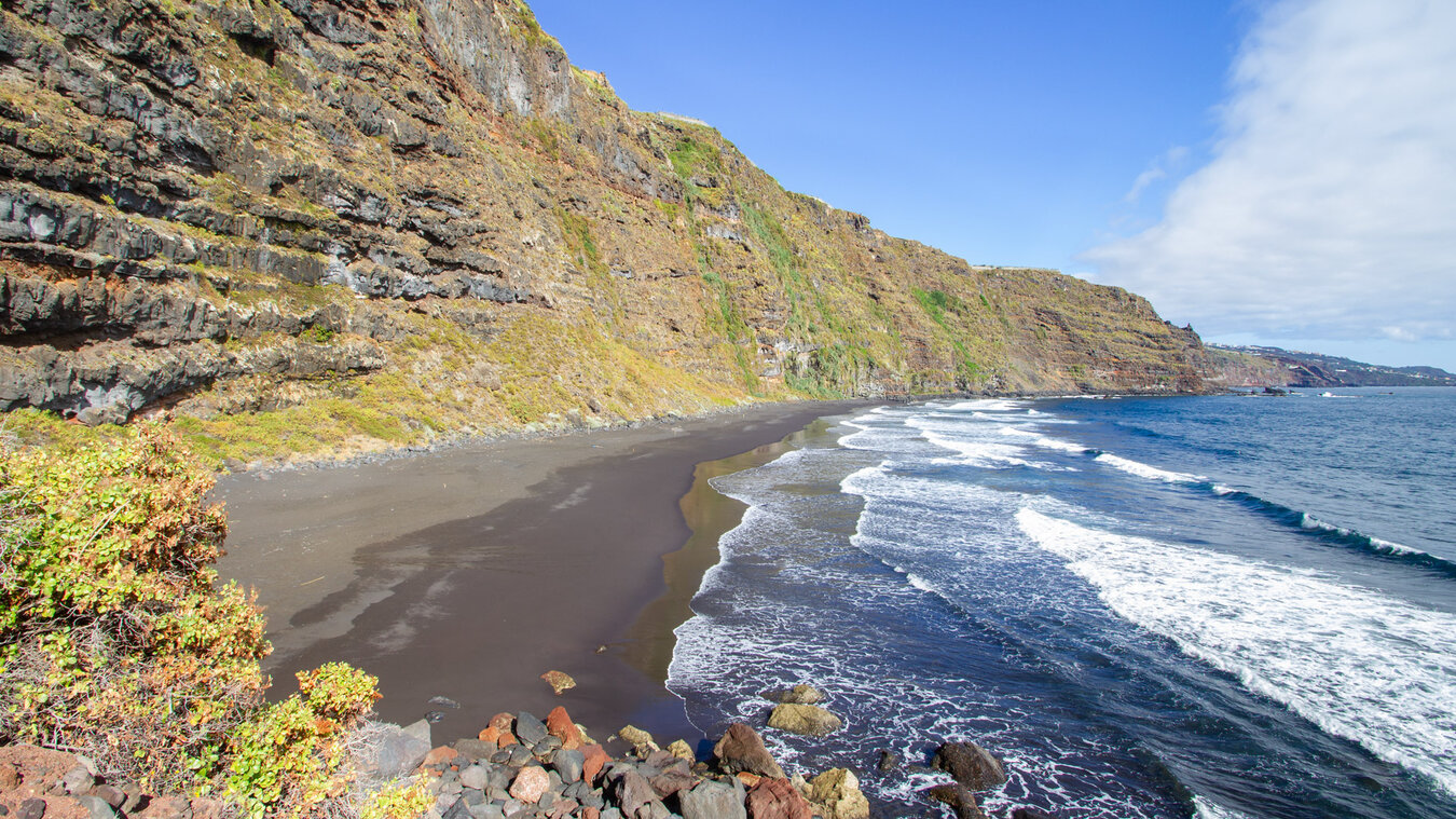 Schwarzer Sandstrand am Playa Nogales | © Sunhikes