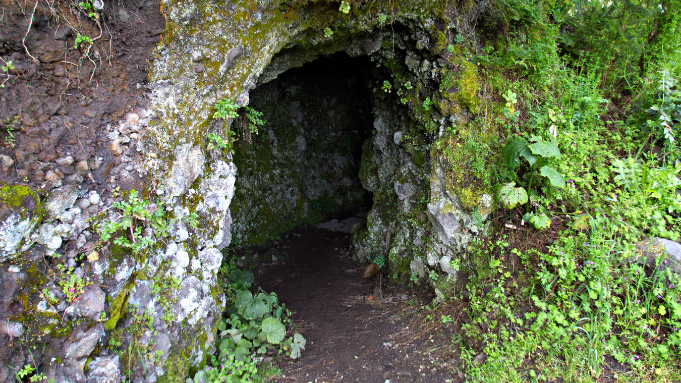 Eingeschlagene Tunnel bei den Cordero Quellen | © Sunhikes