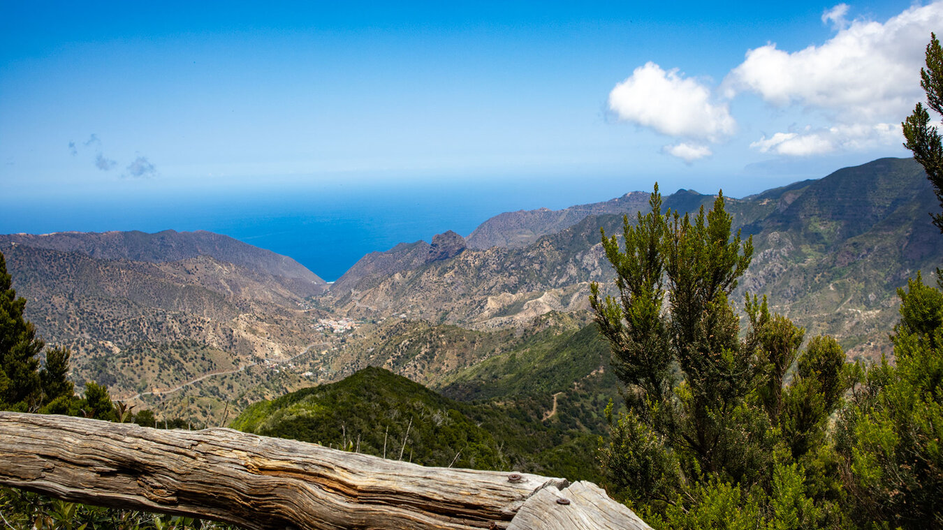 Ausblick vom Wanderweg Risquillo de Corgo über Valehermoso mit dem Roque Cano | © Sunhikes