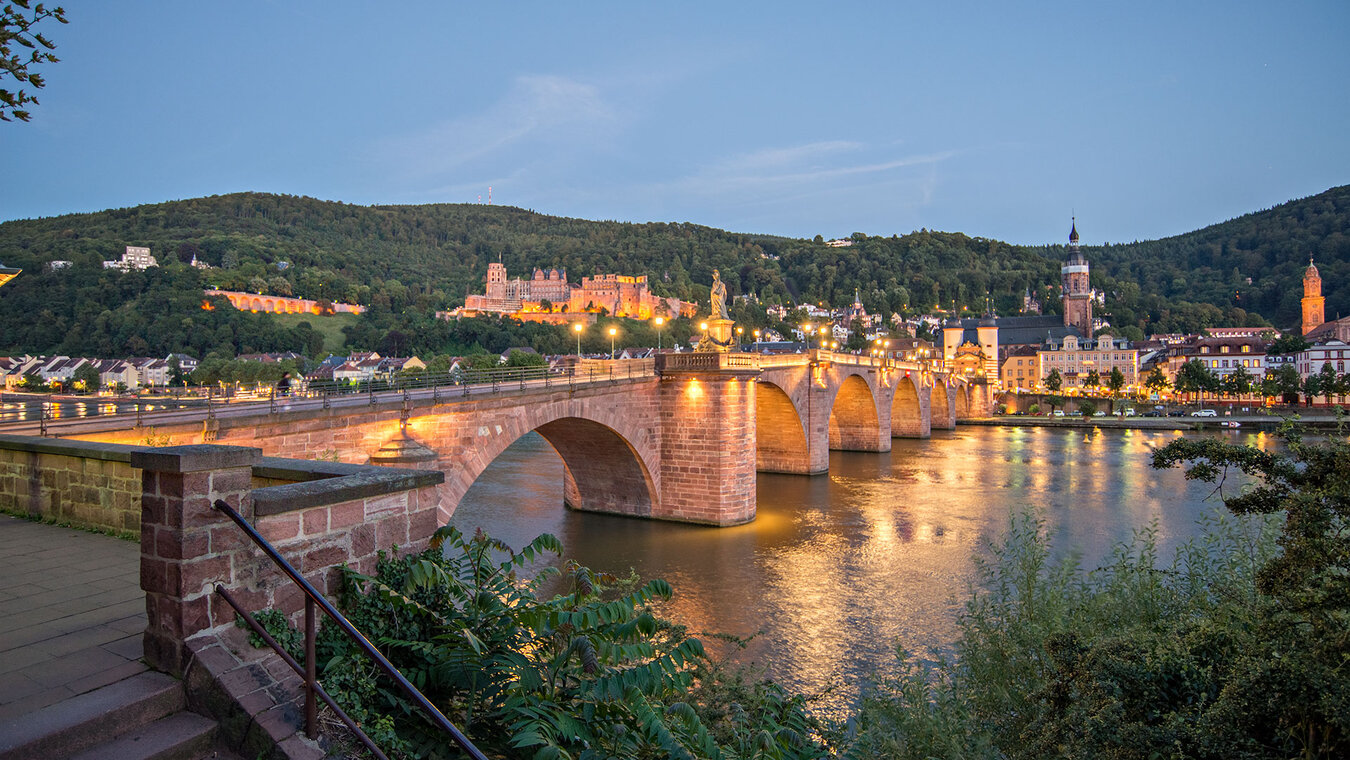 Blick über die Alte Brücke auf Heidelberg in der Abenddämmerung | © Sunhikes Blick über die Alte Brücke auf Heidelberg | © Sunhikes