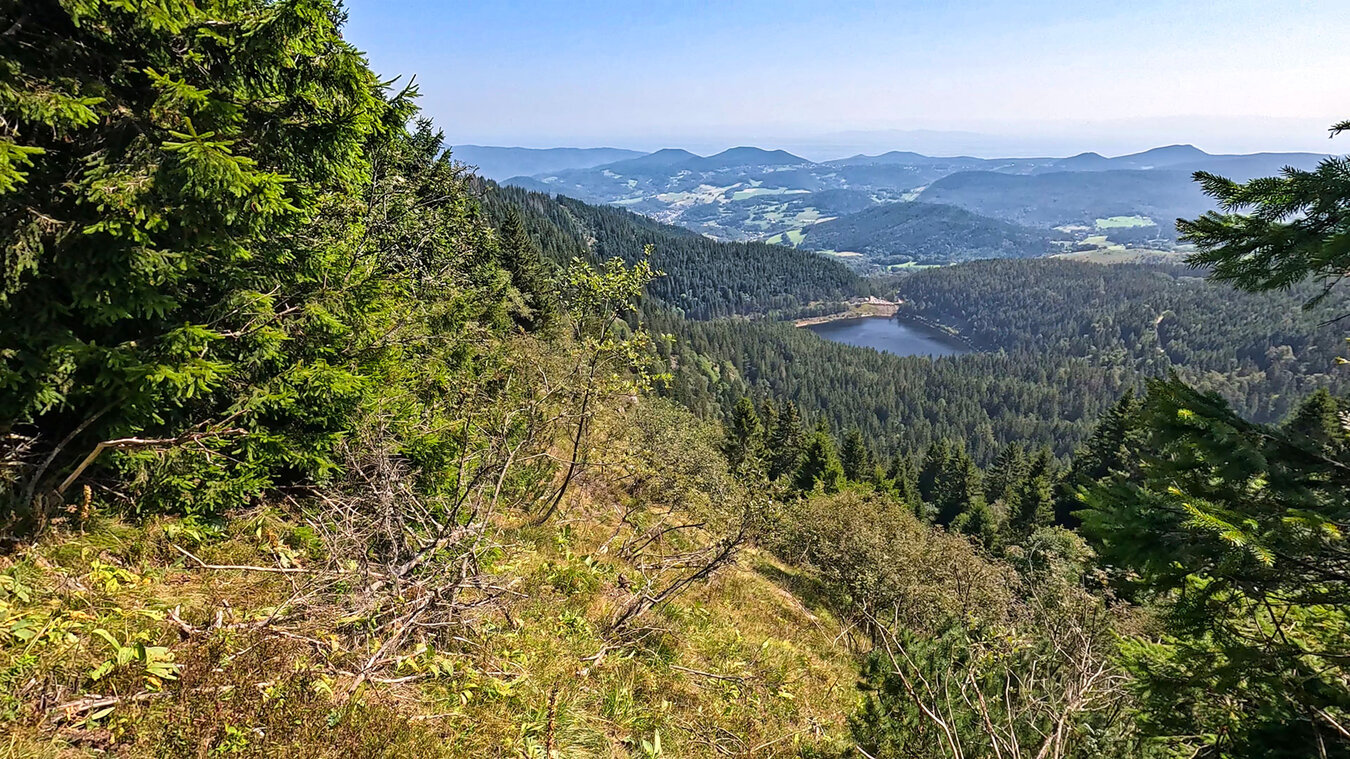 Tour du Lac Noir – Blick auf den dunklen Gletschersee | © Sunhikes