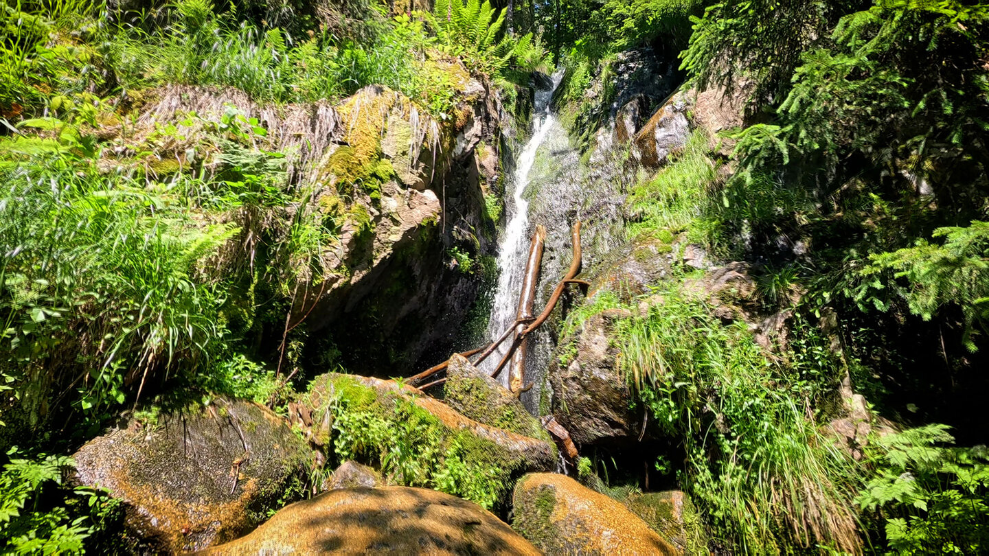 Wasserfall Cascade Barthélémy am Sentier des Roches | © Sunhikes