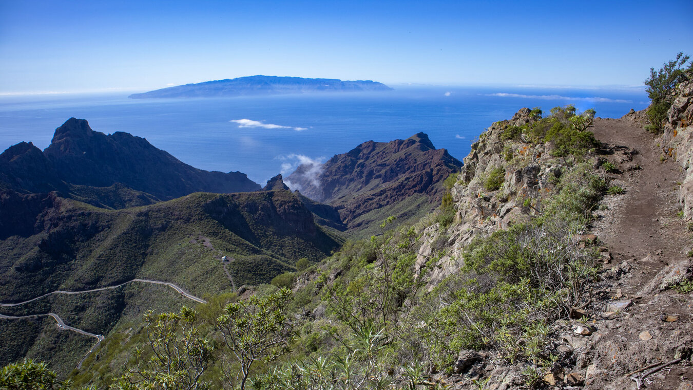 Ausblick von der Cumbre de Bolico zur Nachbarinsel La Gomera | © SUNHIKES