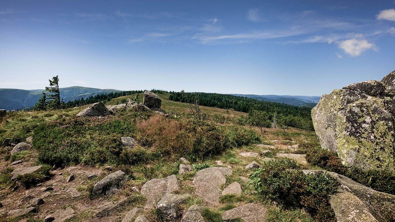 Gipfelplateau des Le Tanet | © Sunhikes