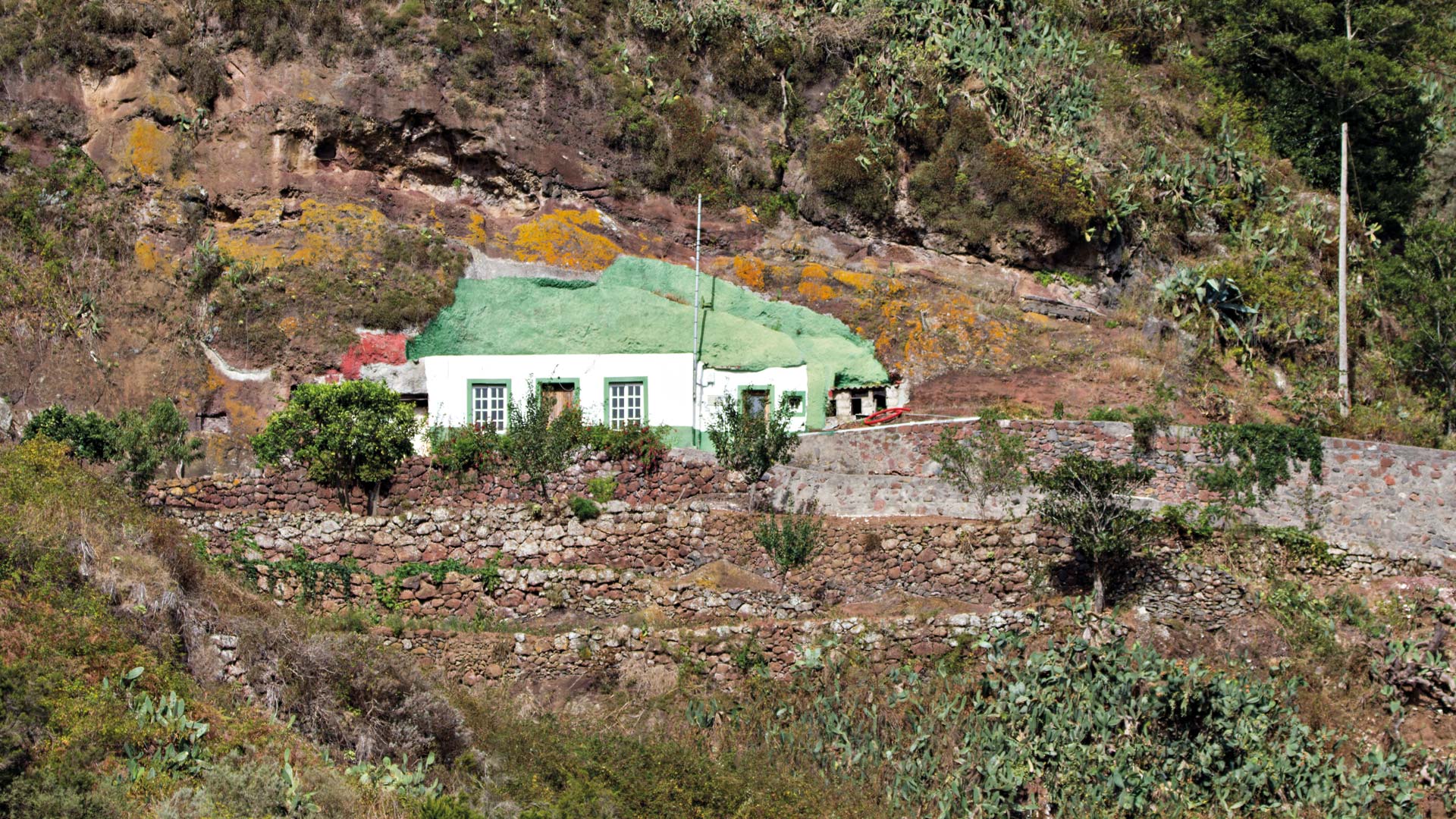 Höhlenwohnung mit liebevoll gestrichener Fassade in Los Batanes | © Sunhikes