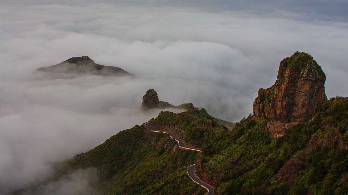 heraufziehende Wolken an einem Gebirgskamm im Anaga | © Sunhikes